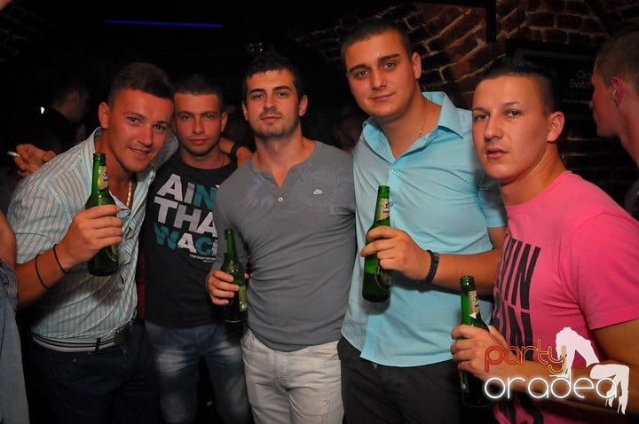 Petrecea de miercuri seara în Club Escape, 