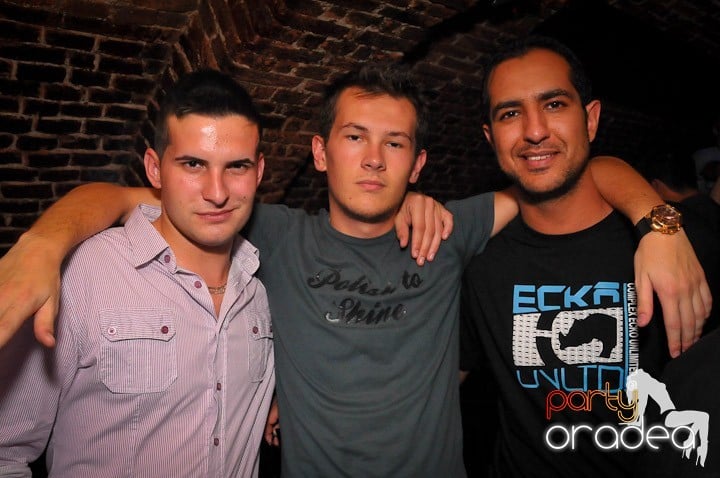 Petrecea de miercuri seara în Club Escape, 
