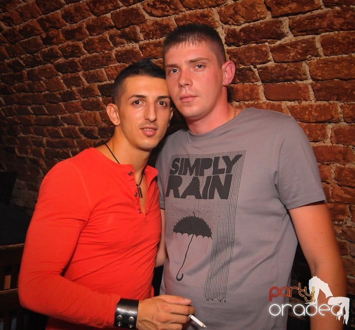 Petrecea de miercuri seara în Club Escape, 