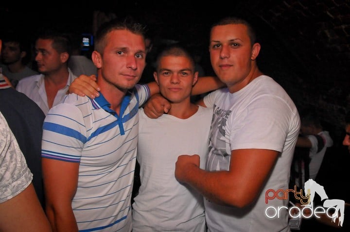 Petrecea de miercuri seara în Club Escape, 