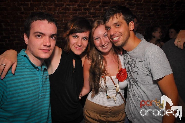 Petrecea de miercuri seara în Club Escape, 