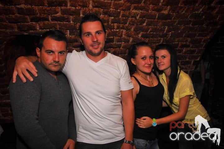 Petrecea de miercuri seara în Club Escape, 