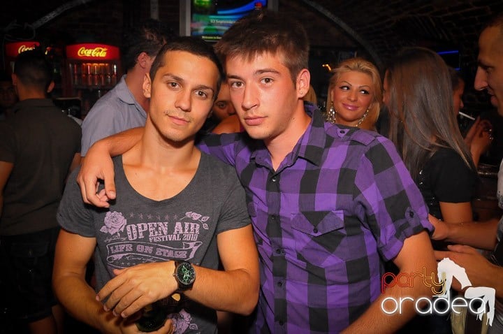 Petrecea de miercuri seara în Club Escape, 