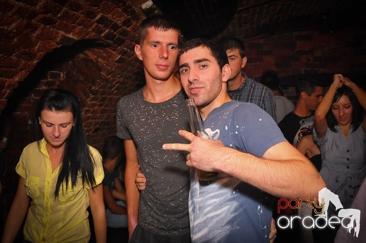 Petrecea de miercuri seara în Club Escape, 