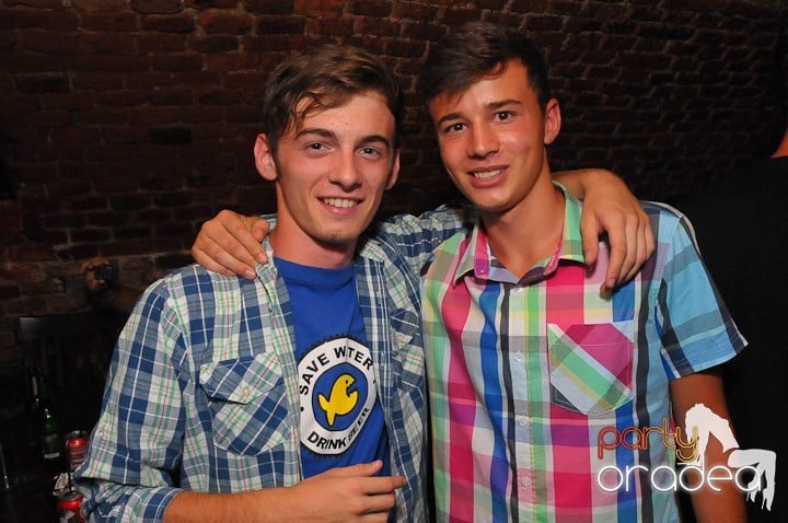 Petrecea de miercuri seara în Club Escape, 