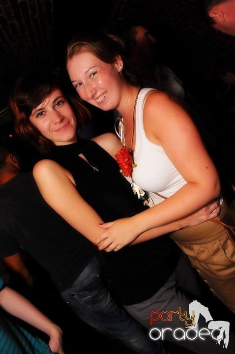 Petrecea de miercuri seara în Club Escape, 