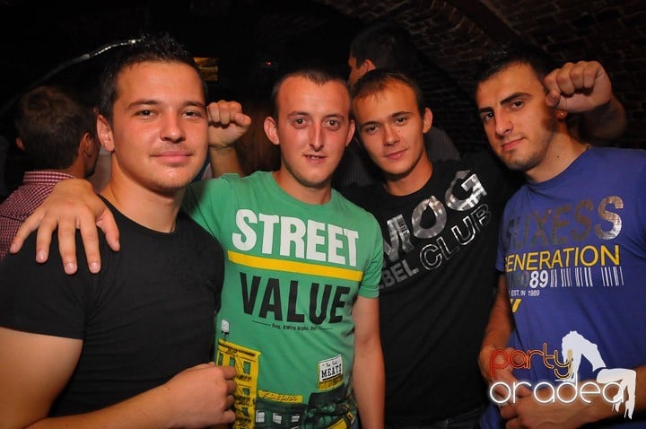 Petrecea de miercuri seara în Club Escape, 