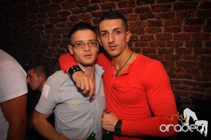 Petrecea de miercuri seara în Club Escape, 