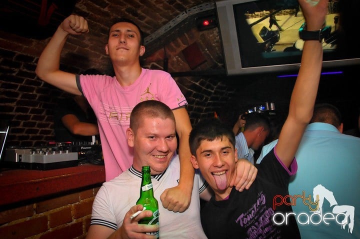 Petrecea de miercuri seara în Club Escape, 