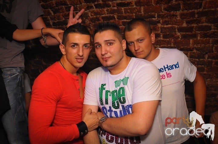 Petrecea de miercuri seara în Club Escape, 