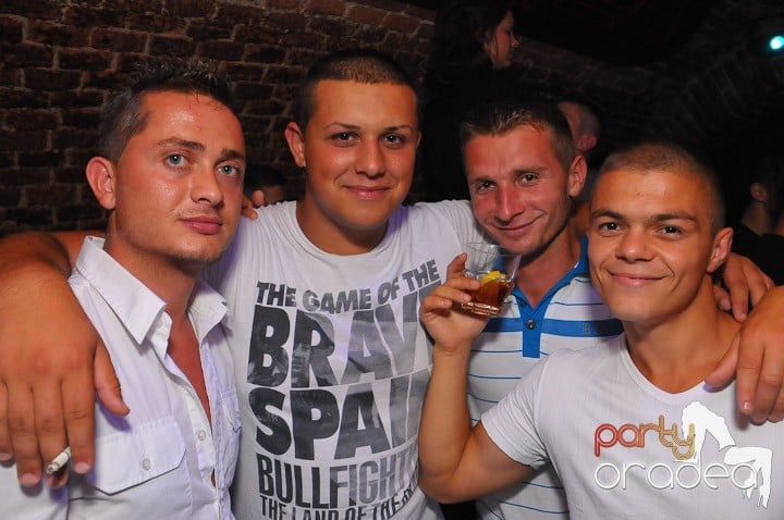 Petrecea de miercuri seara în Club Escape, 