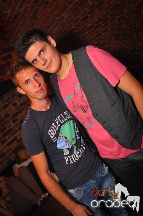 Petrecea de miercuri seara în Club Escape, 