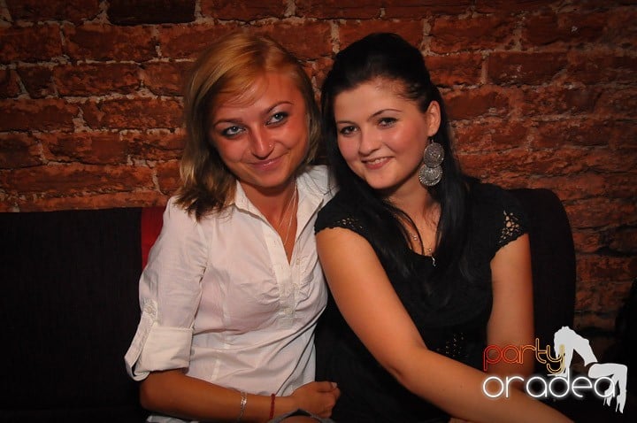 Petrecea de miercuri seara în Club Escape, 