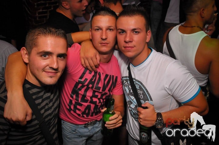 Petrecea de miercuri seara în Club Escape, 