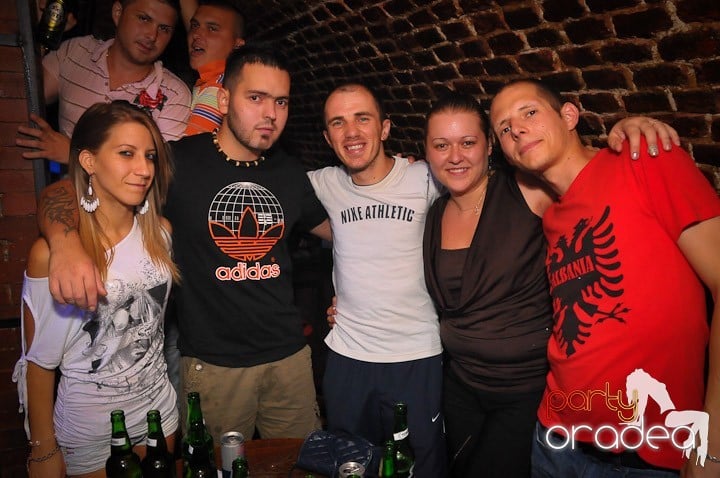 Petrecea de miercuri seara în Club Escape, 