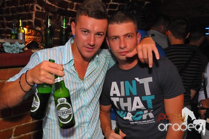 Petrecea de miercuri seara în Club Escape, 