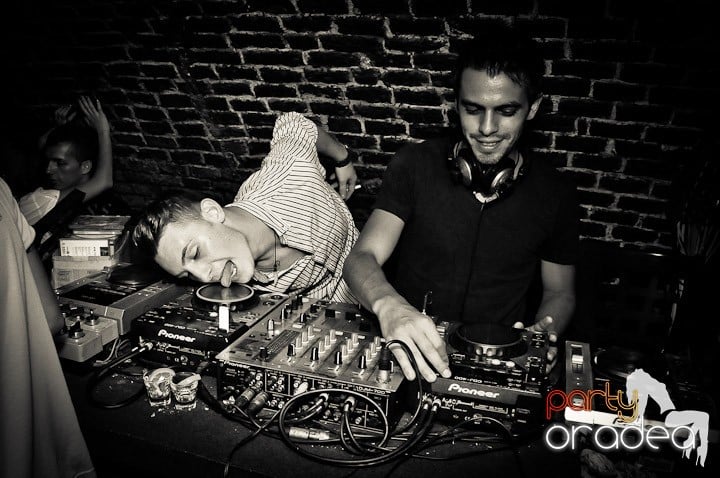 Petrecea de miercuri seara în Club Escape, 