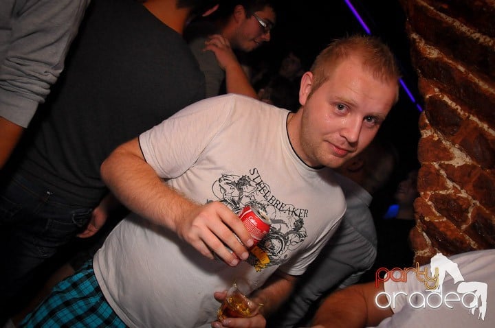 Petrecea de miercuri seara în Club Escape, 