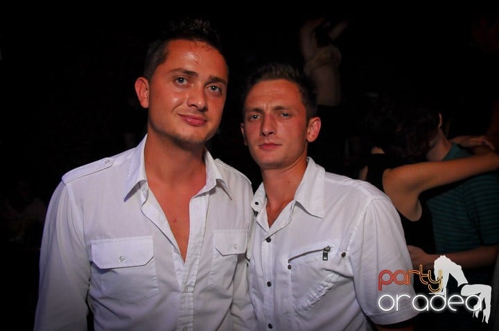 Petrecea de miercuri seara în Club Escape, 