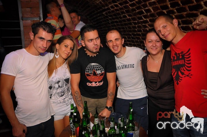 Petrecea de miercuri seara în Club Escape, 