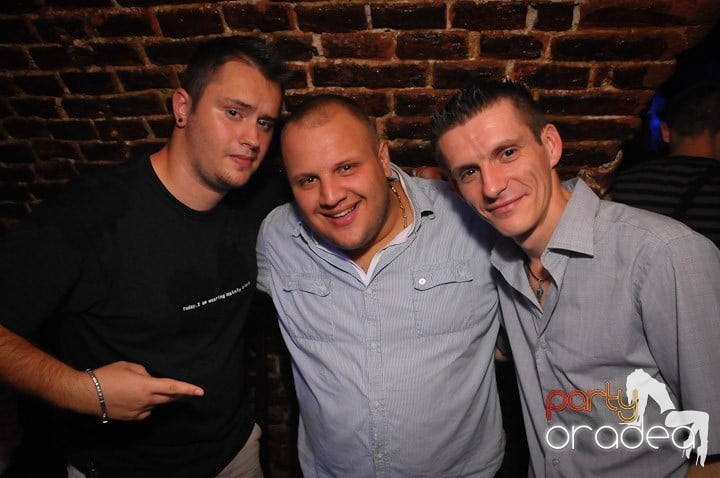 Petrecea de miercuri seara în Club Escape, 