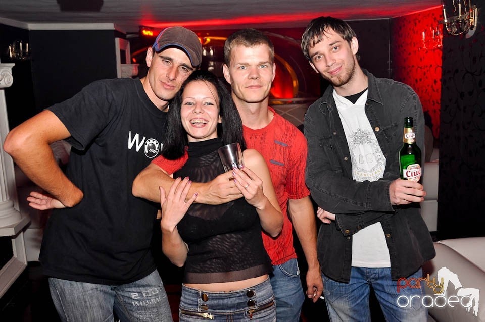 Petrecere cu muzică live în Atti's, 