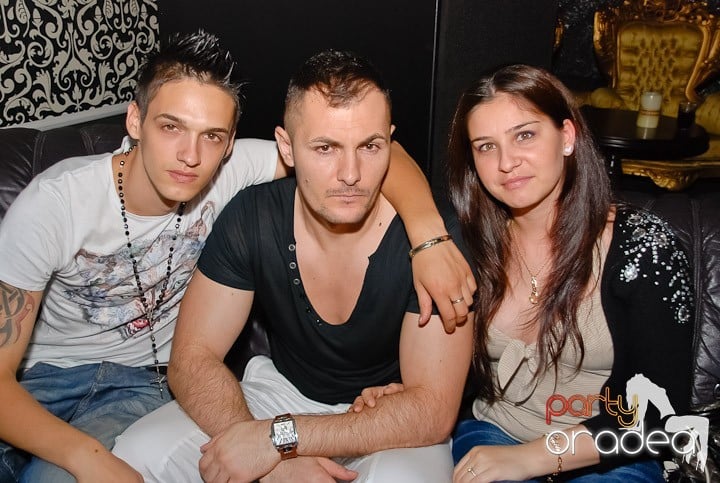 Petrecere cu muzică live în Club Life, 