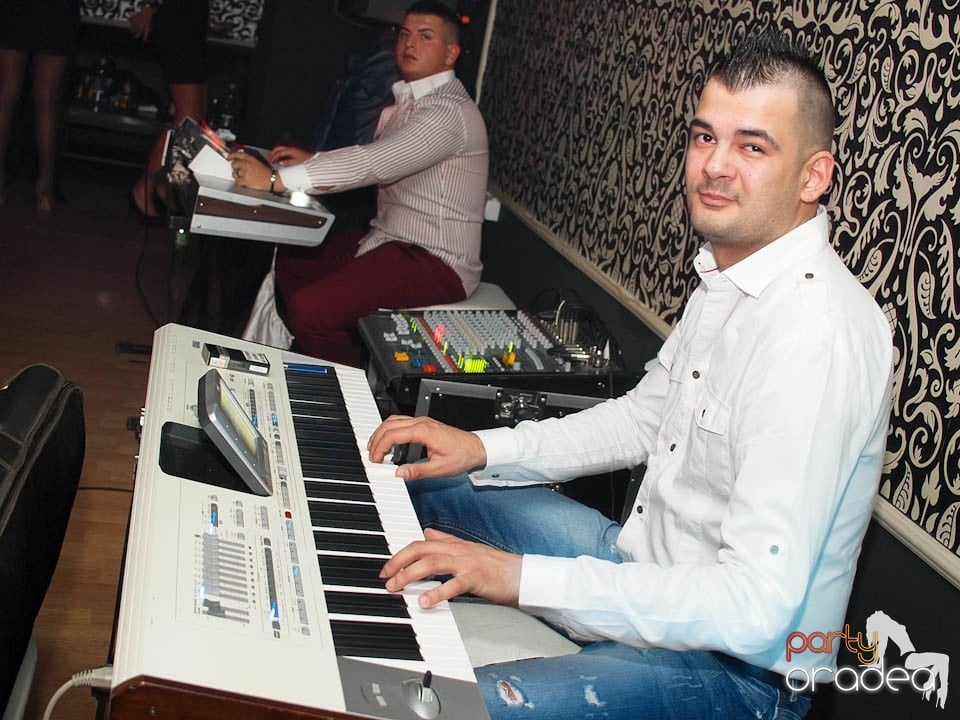 Petrecere cu muzică live în Club Life, 