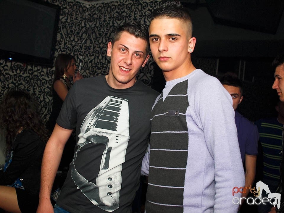 Petrecere cu muzică live în Club Life,