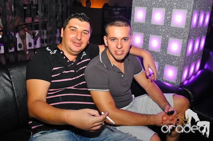 Petrecere cu muzică live în Club Life,