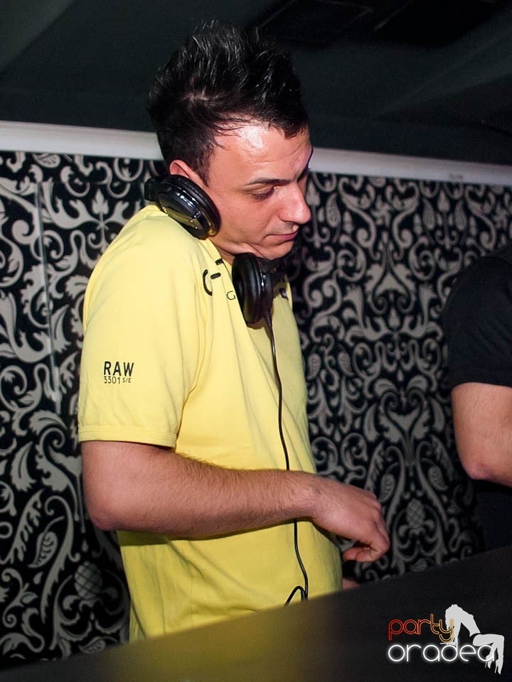 Petrecere cu muzică live în Club Life,