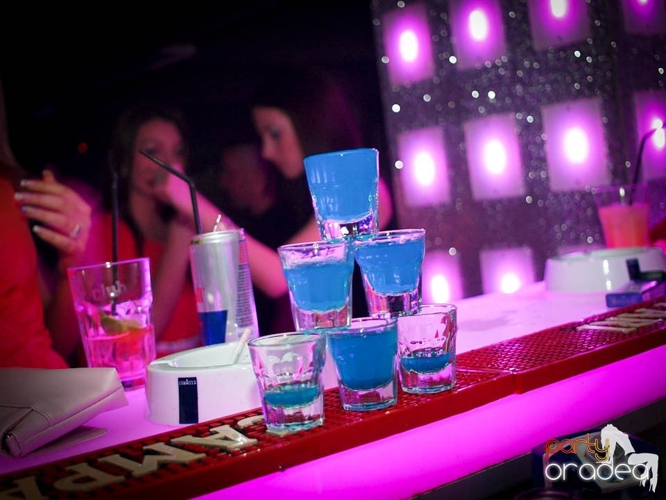 Petrecere cu muzică live în Club Life,