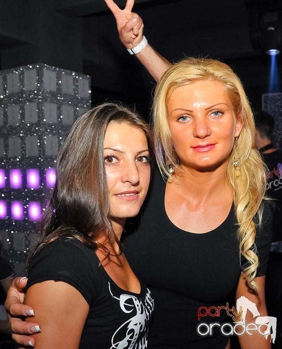 Petrecere cu muzică live în Club Life, 