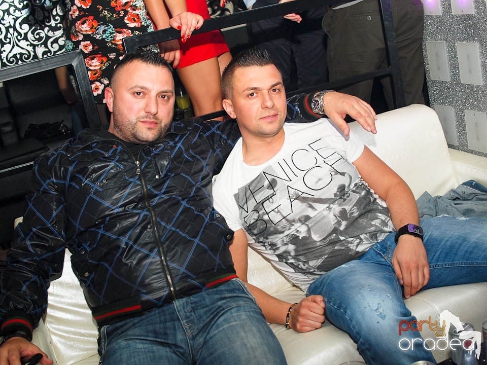 Petrecere cu muzică live în Club Life,