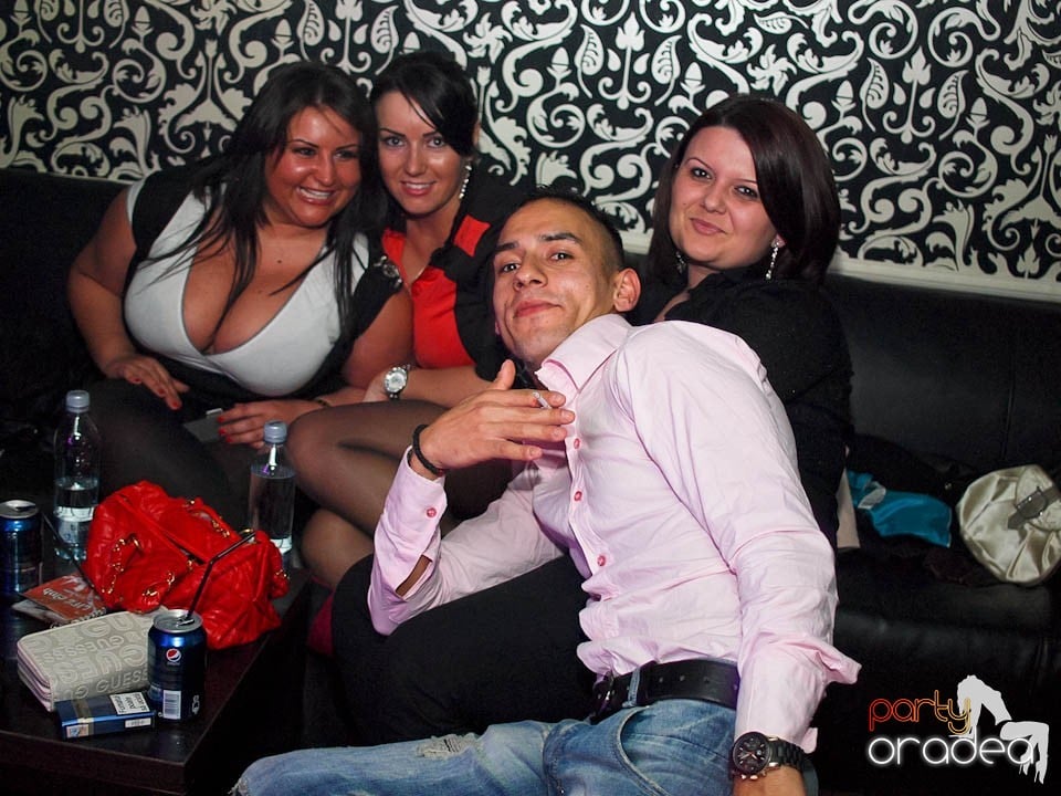 Petrecere cu muzică live în Club Life,