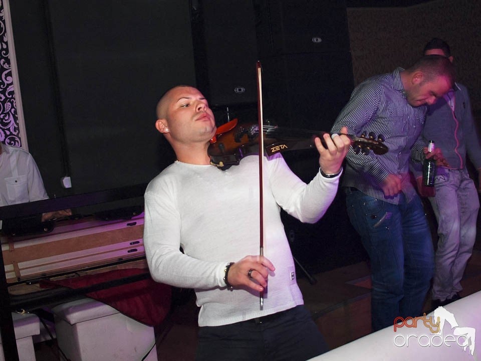 Petrecere cu muzică live în Club Life,