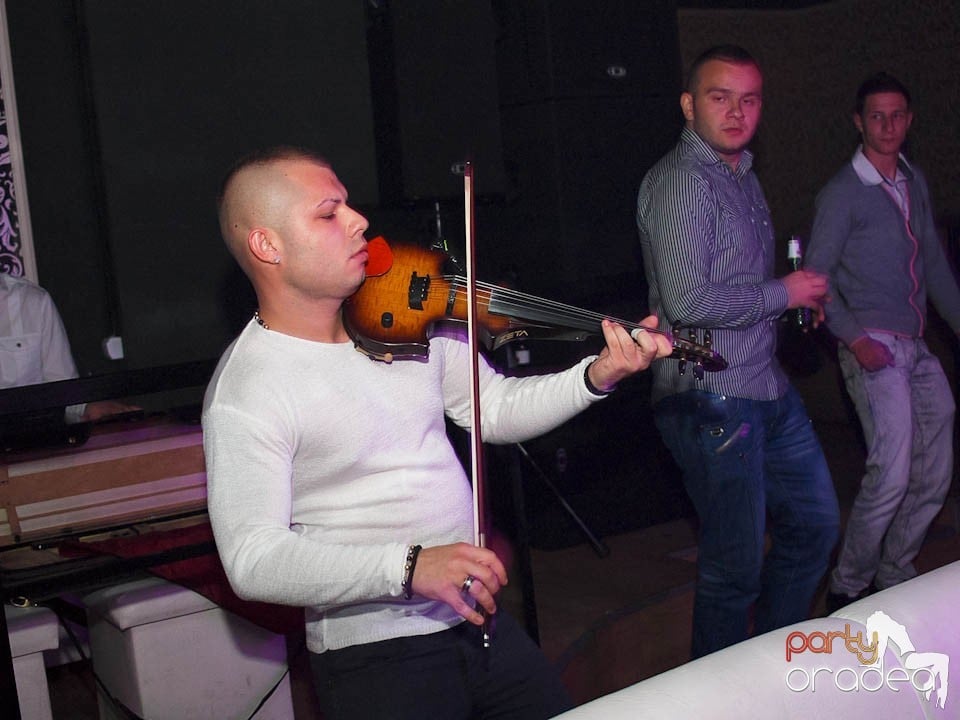 Petrecere cu muzică live în Club Life,