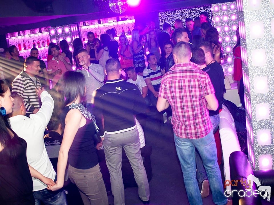 Petrecere cu muzică live în Club Life,