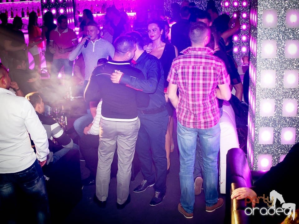 Petrecere cu muzică live în Club Life,