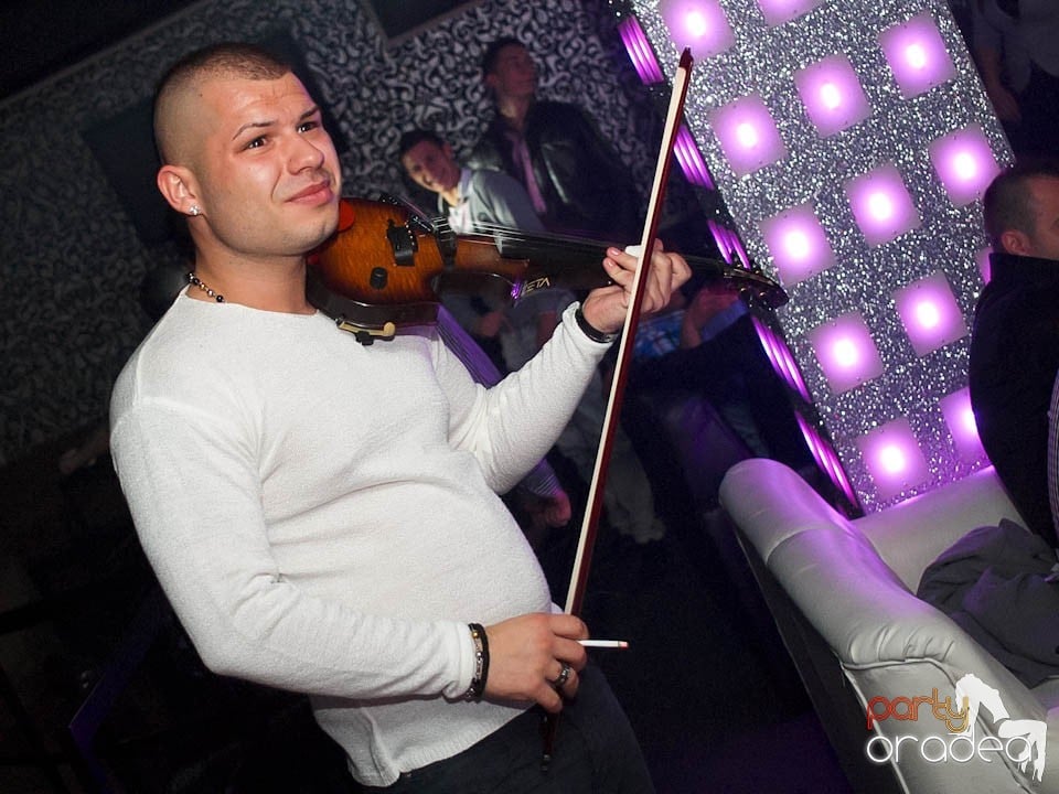 Petrecere cu muzică live în Club Life, 