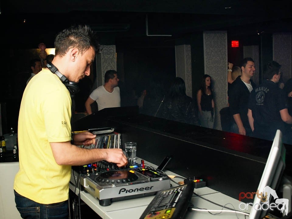Petrecere cu muzică live în Club Life,