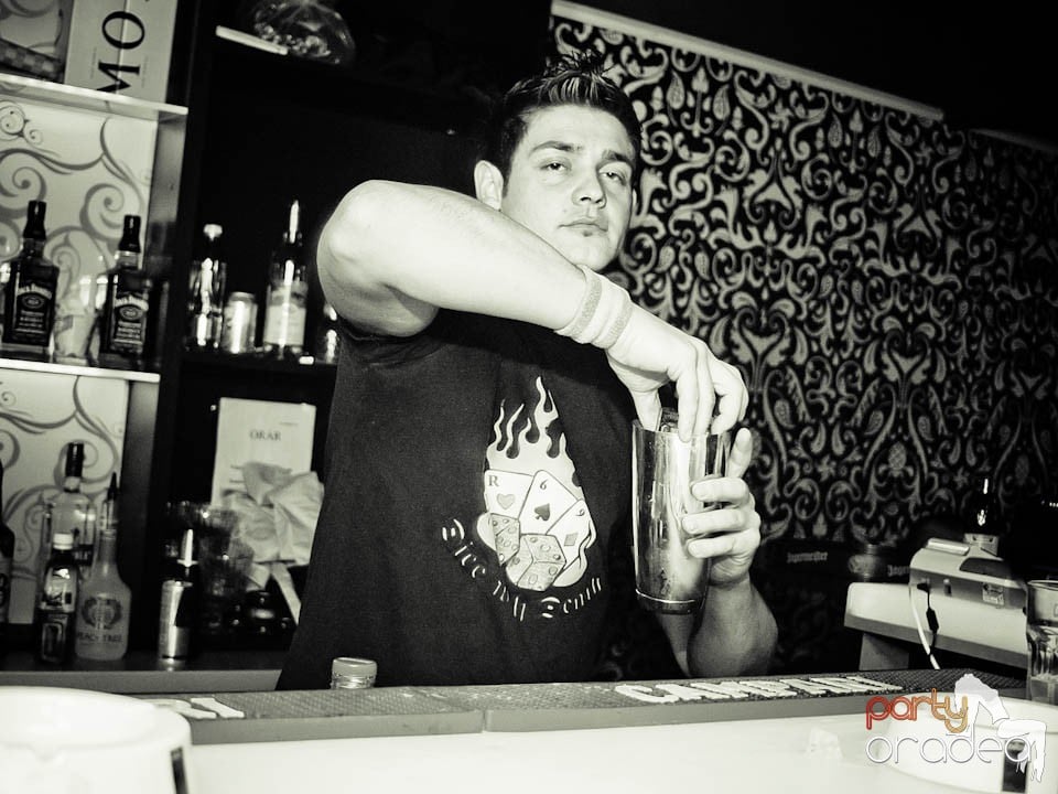 Petrecere cu muzică live în Club Life,