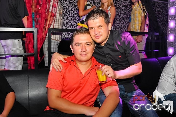 Petrecere cu muzică live în Club Life,