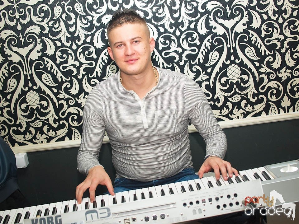 Petrecere cu muzică live în Club Life,