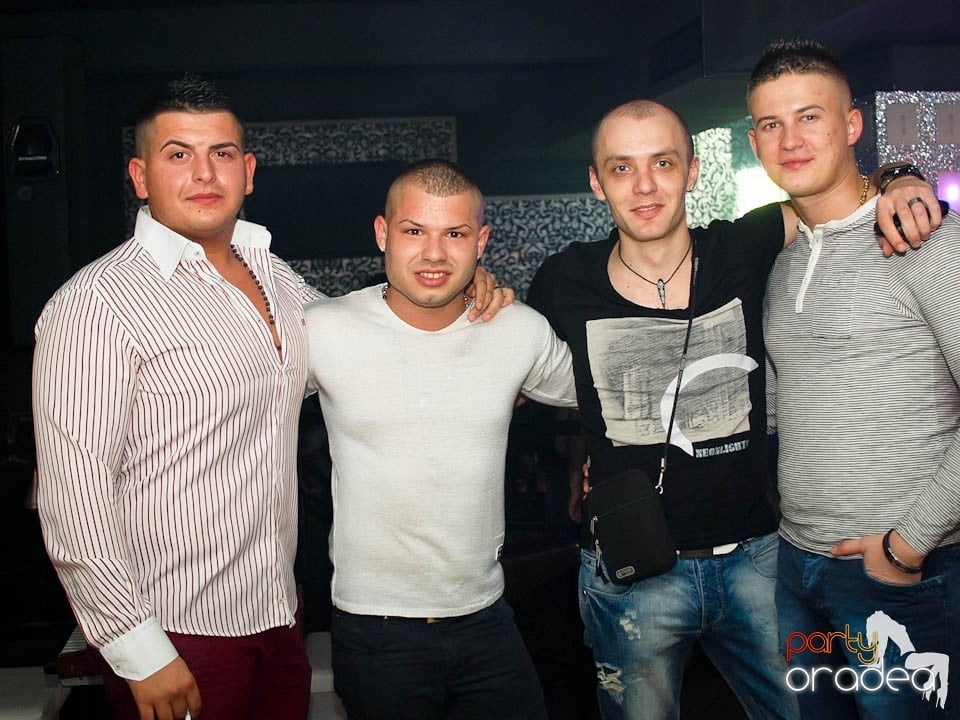 Petrecere cu muzică live în Club Life,