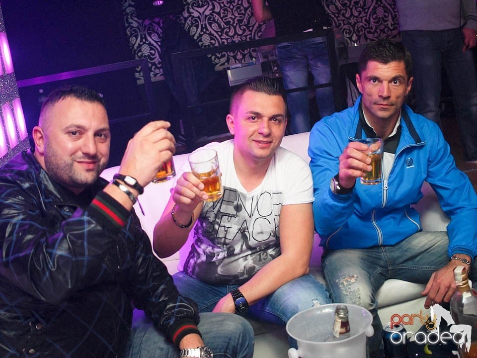 Petrecere cu muzică live în Club Life,