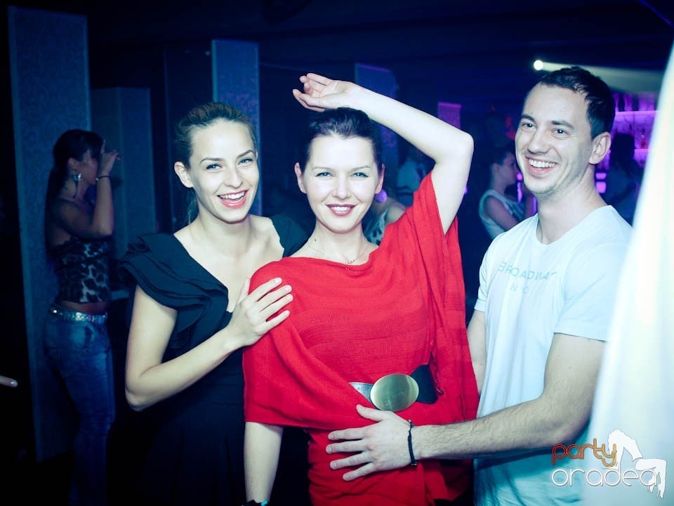 Petrecere cu muzică live în Club Life,
