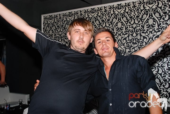 Petrecere cu muzică live în Club Life,