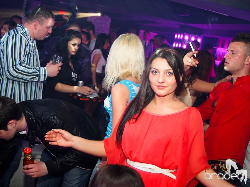Petrecere cu muzică live în Club Life,