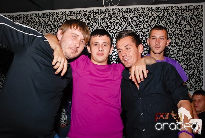 Petrecere cu muzică live în Club Life,